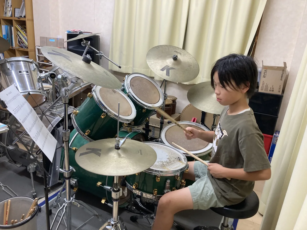 ドラムのレッスンでリズムを刻む様子