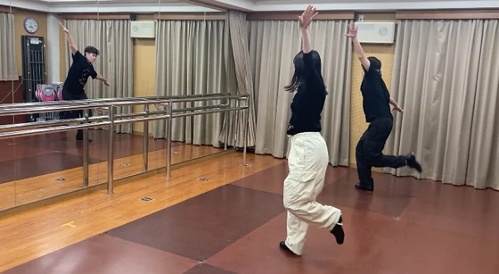 スタジオでタップのステップを練習する様子