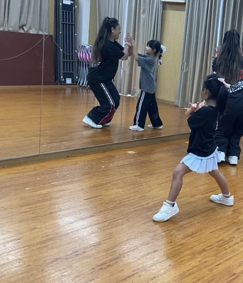 スタジオで動きを合わせて練習する様子