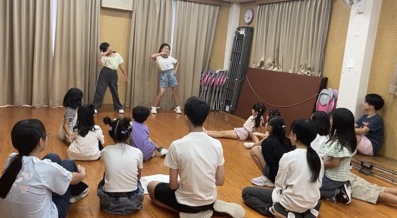 スタジオで輪になって話を聞く様子