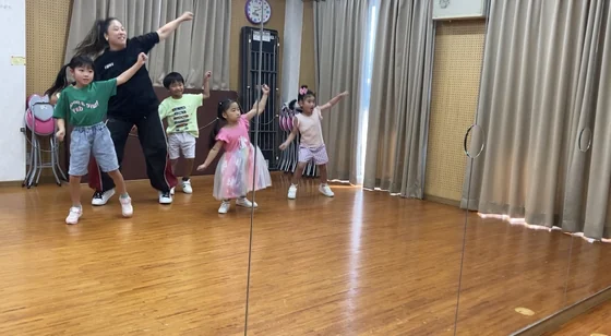 スタジオで体を動かす子どもたち