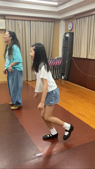 スタジオで足の動きを練習する様子