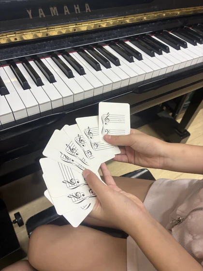 鍵盤のそばで音楽のカードを使う様子