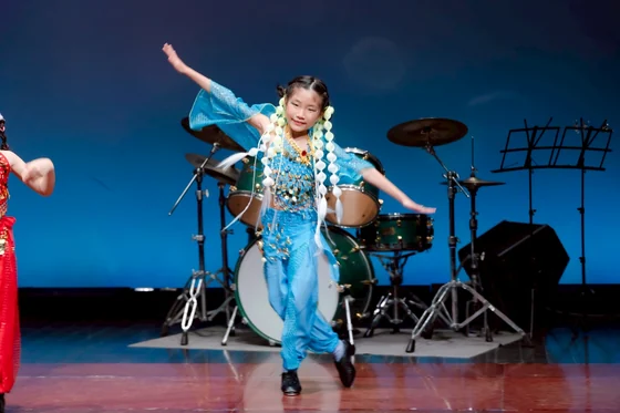 舞台でドラムを演奏する様子