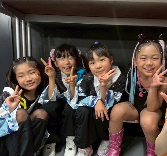衣装を着て笑顔を見せる子どもたち