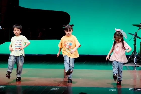 舞台でステップを踏む子どもたち