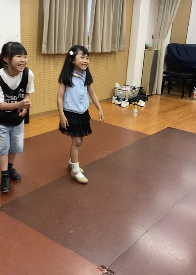 タップシューズを履いて練習する子どもたち