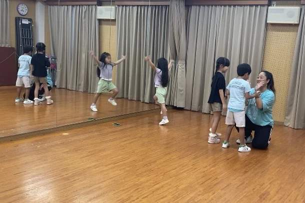 スタジオで練習する複数人の様子
