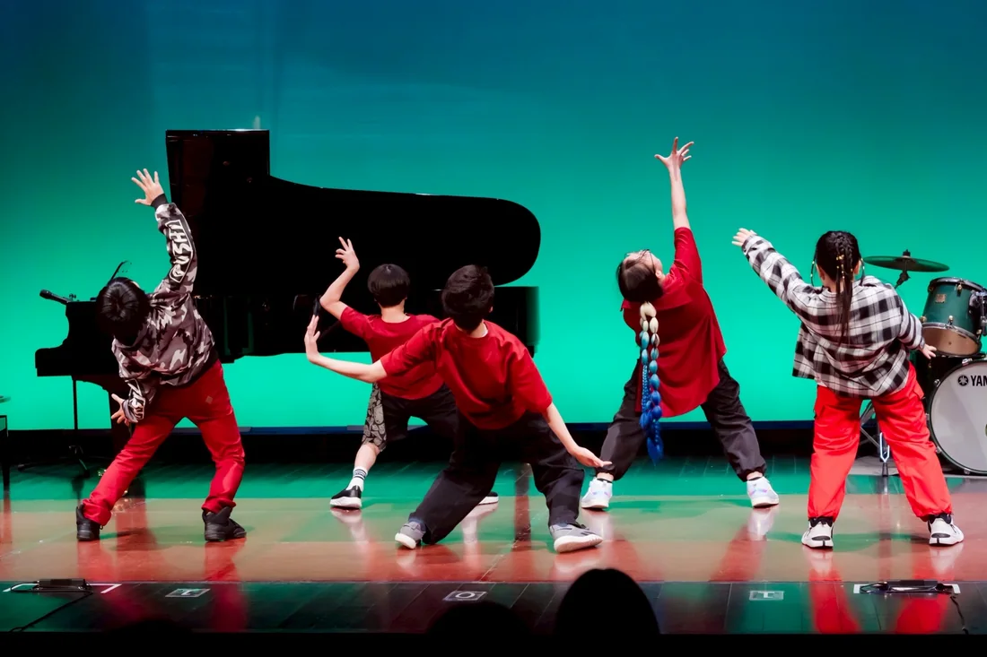 発表会の舞台で踊るグループ