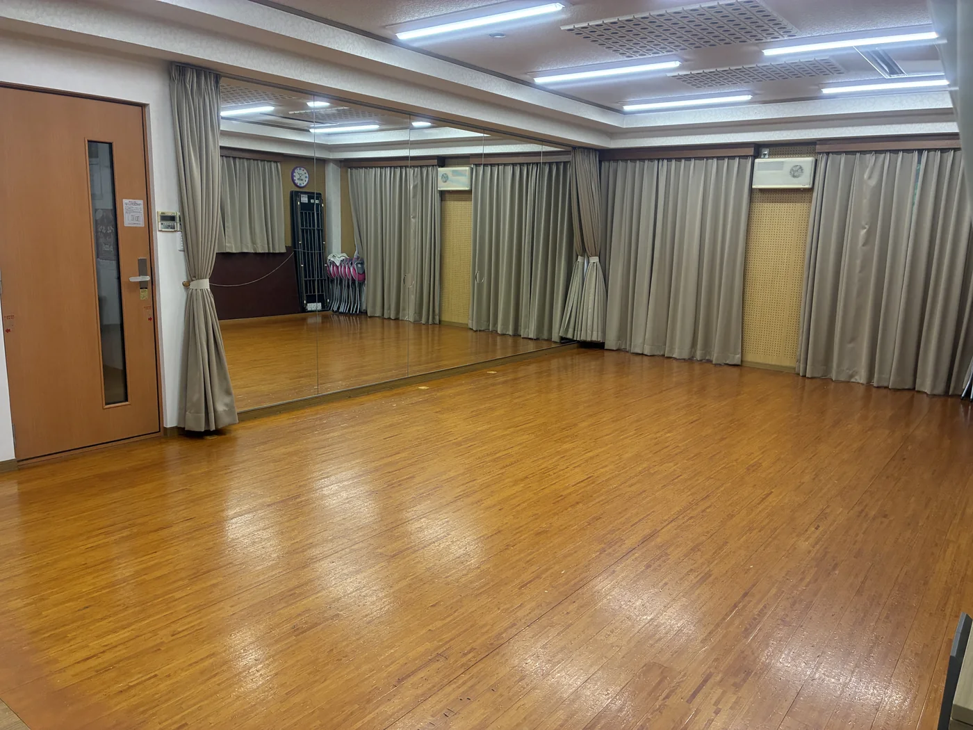 鏡と木のフロアを備えた岡崎スタジオのレッスン室