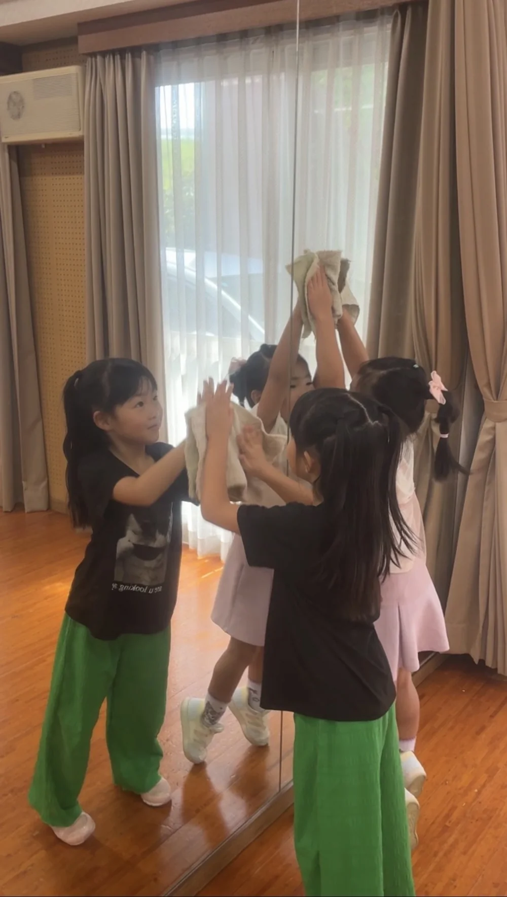 スタジオでダンスの練習に取り組む様子
