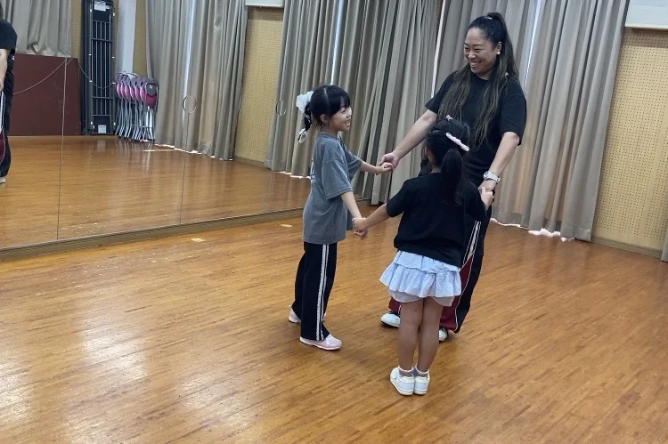 スタジオで近い距離で練習する様子