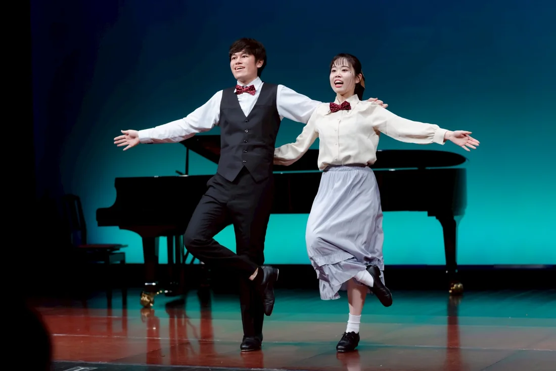 発表会で踊る二人